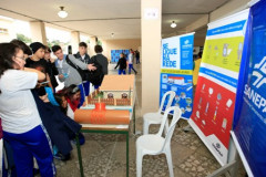 A mostra ambiental do Colégio Estadual do Paraná, realizada nesta quarta-feira (1º), em Curitiba, marcou com uma série de atividades em alusão ao Dia Mundial do Meio Ambiente, celebrado no próximo dia 5 de junho. O evento envolveu os cerca de cinco mil estudantes e professores e foi aberto à comunidade escolar. O objetivo foi fomentar discussões em torno do tema, com foco nas soluções e na sustentabilidade. 