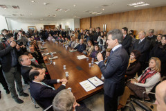 O governador Beto Richa entregou nesta quarta-feira (08) 21 novos veículos para os Núcleos Regionais de Educação (NREs) do Paraná. São as primeiras unidades de um lote de 32 carros que serão repassados aos NREs, de todas as regiões. Os Núcleos são a representação da Secretaria de Estado da Educação no interior e os novos carros darão mais agilidade e segurança às atividades de apoio ao trabalho das 2.100 escolas estaduais, que abrigam cerca de 1 milhão de alunos.