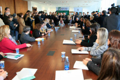 O governador Beto Richa entregou nesta quarta-feira (08) 21 novos veículos para os Núcleos Regionais de Educação (NREs) do Paraná. São as primeiras unidades de um lote de 32 carros que serão repassados aos NREs, de todas as regiões. Os Núcleos são a representação da Secretaria de Estado da Educação no interior e os novos carros darão mais agilidade e segurança às atividades de apoio ao trabalho das 2.100 escolas estaduais, que abrigam cerca de 1 milhão de alunos.