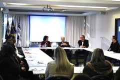 A Paranaprevidência iniciou nesta segunda-feira (13) o treinamento para os servidores da Secretaria de Estado da Educação que trabalham nos Núcleos Regionais da Educação (NREs). O treinamento segue até quarta-feira (15) e, nesta primeira turma, reúne 20 servidores que vão conhecer toda a estrutura da Paranaprevidência. Eles acompanharão a rotina de trabalho da Central de Atendimento, da Ouvidoria. Além disso, conhecerão o Palácio das Araucárias e a Casa Civil.