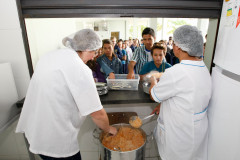 O Governo do Paraná, através da Secretaria de Estado da Educação, capacita de forma continuada as merendeiras e merendeiros da rede estadual de ensino. O curso Formação em Alimentação Escolar é ofertado gratuitamente na modalidade a distância e deve atender todos os profissionais que trabalham nas cozinhas das 2,1 mil escolas estaduais.