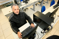 A formação técnica foi responsável por uma transformação pessoal e profissional na vida do professor Sergio Luiz da Silveira. Depois de 10 anos trabalhando como pintor automotivo, Sergio decidiu retomar os estudos junto com a qualificação profissional. “Sempre que passava na frente da escola via a faixa com a oferta do curso. Foi quando coloquei na minha cabeça que iria fazer o técnico em informática porque queria algo melhor para mim e minha família”, contou Silveira.