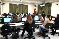 Aproximadamente 4,3 mil profissionais estaduais da educação participam do curso de formação continuada para novas tecnologias educacionais. A capacitação, que inclui oficinas e temas como segurança na internet, recursos em nuvem digital e recursos digitais, tem como objetivo levar novos conhecimentos e ferramentas para serem aplicadas em práticas educacionais contemporâneas.