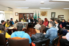A secretária de Estado da Educação, professora Ana Seres, recebeu, na manhã desta segunda-feira (4), em seu gabinete, uma comissão de estudantes que representam a ocupação do colégio Casemiro Karman, em Campo Largo