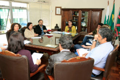 A secretária da Educação, professora Ana Seres, recebeu a direção do sindicato dos professores nesta terça-feira (05) para tratar de assuntos relativos à categoria, como o chamamento dos remanescentes do concurso realizado em 2013, auxílio-transporte, formação continuada e as promoções e progressões da categoria. O secretário da Comunicação, Márcio Villela, participou da reunião.