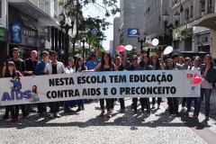 Curitiba,PR 01 de Dezembro de 2011 - Alunos da rede pública, realizam passeata no centro de Curitiba. Hoje, 1º de Dezembro, é celebrado o Dia Mundial de Luta Contra a Aids.