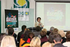 “Nossas escolas recebem recursos do programa Fundo Rotativo e com esse dinheiro compram materiais de consumo, itens de limpeza, além de contratarem pequenos reparos. A intenção é que a comunidade local seja favorecida na hora de prestar serviços e nas vendas diretas às escolas, explicou a secretária de Estado da Educação, professora Ana Seres.