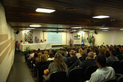 Trinta e nove escolas de seis Núcleos Regionais de Educação (NREs) já estão inscritas para a primeira etapa do Prêmio de Gestão CAF 2016, que valoriza as unidades com os melhores exemplos de gestões. A iniciativa foi lançada no ano passado e está sendo ampliada para mais núcleos. Acima, premiação de 2015.