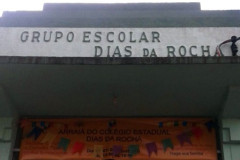 Os trezentos e sessenta estudantes do Colégio Estadual Dias da Rocha, o mais antigo de Araucária (Região Metropolitana de Curitiba), estão sendo beneficiados com as obras de reforma da escola. Até o início do segundo semestre letivo, no dia 1º de agosto, o serviço deve estar concluído. O telhado e o forro estão sendo trocados, além de melhorias na parte elétrica do prédio. Cerca de R$ 75 mil estão sendo investidos na reforma