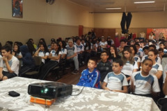 Um projeto da Escola de Trânsito do Departamento de Estradas de Rodagem do Paraná (DER-PR) em Maringá, no Norte do Estado, orienta jovens e adolescentes sobre comportamentos seguros no trânsito, como pedestres e futuros motoristas. Iniciado em 2015, o programa já atendeu mais de mil estudantes das redes pública e privada de ensino da cidade.