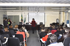 Os chefes dos 32 Núcleos Regionais de Educação (NREs) participaram nesta quarta-feira (03), em Curitiba, de uma reunião para debater questões pontuais de cada regional. O encontro contou com a presença da secretária da Educação, professora Ana Seres, do superintendente de Desenvolvimento Educacional, Victor Hugo Dantas, além de coordenadores da Secretaria da Educação.