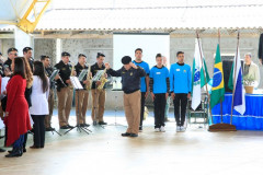 As escolas estaduais e municipais de Campina Grande do Sul, na Região Metropolitana de Curitiba, comemoraram o Dia Nacional do Estudante, nesta quinta-feira (11), de um jeito diferente. Os alunos se reuniram no Colégio Estadual Timbu Velho para participar das atividades socioculturais desenvolvidas pelos estudantes e pela Polícia Militar do Paraná (PM-PR), que completa 162 anos. 