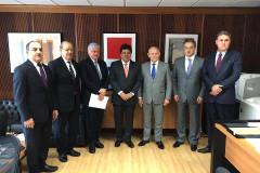 O governador em exercício Ademar Traiano esteve nesta quarta-feira (17) em Brasília para tratar de projetos do Governo Estadual junto aos ministros da Educação, Mendonça Filho, e das Cidades, Bruno Araujo. “São projetos de áreas estruturais para o Estado. Educação, saúde, saneamento e habitação contribuem com a promoção social e a qualidade de vida para todos os paranaenses”, afirmou Traiano.