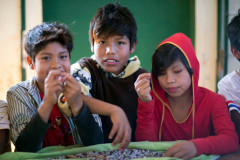 A Escola Estadual Indígena Kuaa Mbo’E, de Diamante do Oeste, é destaque na preservação da cultura guarani e na participação constante da comunidade do dia a dia da escola. Esse empenho e organização rendeu à escola o segundo lugar no Prêmio Gestão CAF entre as escolas pertencentes ao Núcleo de Educação de Toledo. O prêmio valoriza a gestão participativa.