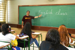 Os professores paranaenses que retornaram de um intercâmbio nos Estados Unidos estão aplicando em sala de aula o que aprenderam durante a viagem. Em janeiro deste ano, os profissionais que lecionam a língua inglesa Fernanda Pedrita Vicenti, do Colégio Estadual São Cristóvão, de Cascavel (região Oeste), e Jean Paulo Bernardo Xavier, do Colégio Estadual Professora Maria de Lourdes Morozowski, de Paranaguá (Litoral), embarcaram para os Estados Unidos, onde passaram cinco meses.