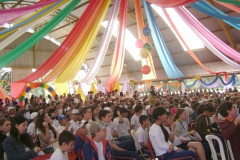 Há 10 anos, os estudantes do Colégio Estadual Iglea Grollmann, em Cianorte, no Noroeste do Estado, ganharam atividades diferenciadas no currículo das aulas do turno complementar, que fortaleceram a identificação deles com a escola. A aproximação garantiu melhores resultados no Índice de Desenvolvimento da Educação Básica (Ideb), no combate à evasão escolar e na participação efetiva da comunidade escolar.