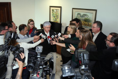 O chefe da Casa Civil Valdir Rossoni confirmou nesta terça-feira (04/10) que o Governo do Paraná vai pagar promoções e progressões para todos os servidores públicos estaduais a partir de janeiro de 2017. No total, será quitado R$ 1,4 bilhão em benefícios vencidos até dezembro de 2016 e a vencer no ano que vem. Ele também assegurou que os salários e o décimo terceiro do funcionalismo continuarão sendo pagos em dia.