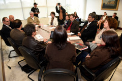 O chefe da Casa Civil, Valdir Rossoni, reafirmou nesta quinta-feira (06/10), durante reunião com a direção do sindicato dos professores, a disposição do Governo do Paraná para o diálogo com os servidores sobre questões que impactam a folha de pessoal do Estado