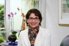 Em mensagem, professora Ana Seres, secretária de Estado da Educação, comemora o Dia do Professor e convida os professores a um momento de reflexão sobre a importância desse profissional à sociedade.