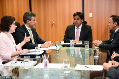 O governador Beto Richa e a secretária de Estado da Educação, professora Ana Seres, entregaram nesta terça-feira (18) ao ministro da Educação, Mendonça Filho, o relatório dos seminários que debateram com a comunidade escolar paranaense a proposta do governo federal de reforma do ensino médio