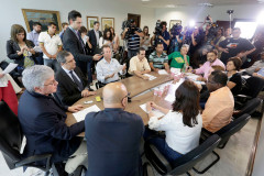 O Governo do Estado entregou nesta quinta-feira (20) uma proposta aos sindicatos dos servidores estaduais para colocar fim aos movimentos grevistas no serviço público. Em reunião no Palácio Iguaçu, foi apresentado um termo do acordo propondo a retirada do artigo 33 da mensagem 43, enviada para a Assembleia Legislativa no final de setembro.