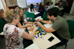 O curso, que começou na quinta-feira (20), tem duração de 20 horas que serão somadas ao plano de carreira dos profissionais, conforme o item três do programa Minha Escola Tem Ação (Meta), da Secretaria da Educação, que prevê a oferta de cursos para a formação continuada aos profissionais da educação aliados aos planos de ação da pasta.