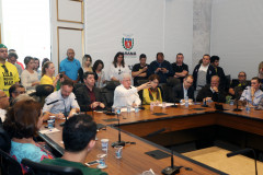 Um grupo de cerca de 300 pais, diretores, pedagogos, professores e integrantes de movimento sociais estiveram reunidos neste domingo (23), no Palácio Iguaçu, com representantes do Governo do Estado para reivindicar medidas para por fim às invasões das escolas públicas. Eles foram recebidos pelo chefe da Casa Civil, Valdir Rossoni, e pelos secretários Ana Seres (Educação), Wagner Mesquita (Segurança Pública) e Márcio Villela (Comunicação), além do procurador-geral do Estado, Paulo Rosso.