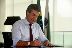 O governador Beto Richa determinou nesta quarta-feira (26) que o pagamento dos vencimentos dos servidores públicos estaduais relativos ao mês de outubro seja antecipado para sexta-feira (28). Desta forma, o crédito de aproximadamente R$ 1,6 bilhão, que seria feito apenas na segunda-feira, será antecipado em três dias.