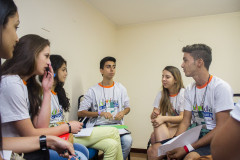 O Paraná terá duas representantes na final da 5° edição da Olimpíada Brasileira de Língua Portuguesa “Escrevendo o Futuro”, que acontecerá em Brasília nos dias 13 e 14 de dezembro. As estudantes Crislaine Letícia Vereta, de 17 anos, e Giovana Gomes Porn, 16 anos, vão representar a rede estadual de ensino na categoria de artigos de opinião.