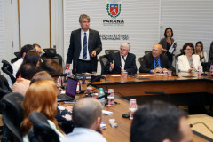 Cálculos apresentados pelo Governo do Estado, durante reunião com sindicatos de servidores, nesta segunda-feira (07), mostram que, mesmo sem reajuste em 2017, o funcionalismo terá ganho real por meio do pagamento de promoções e progressões previstas. Durante a reunião, o secretário da Fazenda, Mauro Ricardo, e o chefe da Casa Civil, Valdir Rossoni, falaram sobre as finanças estaduais e a ressaltaram a importância de o Paraná manter o equilíbrio financeiro.