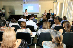 A secretária de Estado da Educação, professora Ana Seres, reuniu em Curitiba nesta terça (8) e quarta-feira (9) os 32 chefes dos Núcleos Regionais da Educação para alinhar as ações administrativas após o encerramento da greve dos professores e as invasões, que estão reduzindo. A intenção é garantir que a volta às aulas e a rotina escolar ocorram com tranquilidade.