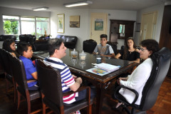 A secretária de Estado da Educação, professora Ana Seres, recebeu a visita de um grupo de quatro estudantes do ensino fundamental da Escola Estadual Carmela Bortot, do município de Pato Branco, na manhã desta quinta-feira (10)