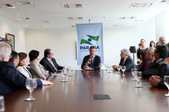 O governador Beto Richa anunciou nesta quarta-feira (16) o pagamento antecipado de 50% do décimo terceiro dos servidores estaduais para 30 de novembro. A medida vai injetar R$ 800 milhões na economia. “É uma demonstração da saúde financeira do Estado e de respeito e valorização dos servidores”, afirmou o governador.