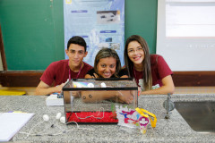 Os estudantes Rayane Silva Bueno, 17 anos, e Diego Modesto Cordeiro, 17 anos, do 3° ano do ensino médio do Colégio Estadual Maria de Lourdes Morozowski, em Paranaguá (no Litoral), ficaram em primeiro lugar na 5º edição da Feira de Inovação das Ciências e Engenharias (Ficiências), na categoria melhor trabalho