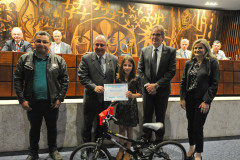Durante a posse dos conselheiros, a aluna Eduarda Kotoski de Lima, do Colégio Estadual Dona Carola, de Curitiba, recebeu uma das dez bicicletas sorteadas num evento sobre educação no trânsito, realizado no Museu Oscar Niemeyer. As bicicletas foram oferecidas pelo “Instituto Sou Cidadão”.
