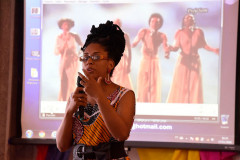 Como parte das homenagens ao Mês da Consciência Negra, a Secretaria de Estado da Cultura promove diversas ações sobre o tema. Entre as ações, está a oficina “Estética negra, tranças e turbantes”, apresentada pela professora Kenia Cristina Robertina, que reuniu cerca de 40 pessoas no Museu Paranaense na última semana.