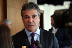 O governo do Paraná vai pagar hoje (30) antecipadamente 50% do décimo terceiro dos servidores estaduais. A medida vai injetar R$ 800 milhões na economia. “É uma demonstração da saúde financeira do Estado e de respeito e valorização dos servidores”, afirmou o governador Beto Richa. 