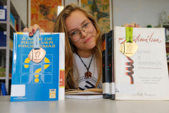 Este é o terceiro ano consecutivo que a estudante Andressa Blum Peres, 13 anos, do 8° ano, conquista medalhas na Obmep, sendo uma de bronze (2014) e duas de ouro (2015 e 16)