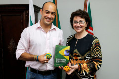 Depois de uma viagem à Austrália, o professor curitibano Marcos Juliano Ofenbock trouxe na bagagem a ideia que culminou na criação de uma nova modalidade esportiva: o futsac, que caiu no gosto das crianças e jovens e vai entrar na matriz curricular das escolas estaduais a partir do próximo ano