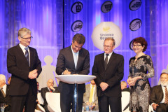 O governador Beto Richa participou nesta sexta-feira (9) do Encontro Estadual de Cooperativas Paranaenses, realizado pelo Sistema Ocepar, em Curitiba, e que reúne mais de 2 mil pessoas. O governador assinou protocolo de intenções com a Ocepar para capacitação profissional de alunos dos colégios estaduais agrícolas. Richa e o presidente da Cohapar, Abelardo Lupion, assinaram termo para a construção de 192 casas, preferencialmente, para funcionários da cooperativa C. Vale, de Palotina.