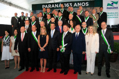 Dois professores da rede estadual do Paraná, junto com outras 35 personalidades das áreas da ciência, artes, religião, política, direito, economia, administração pública e empresários, foram condecorados com a Ordem Estadual do Pinheiro, a mais alta honraria concedida pelo Governo do Paraná. Esta foi a primeira vez que dois professores receberam a Ordem do Pinheiro como reconhecimento aos serviços prestados na área da educação.