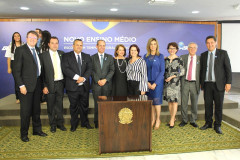 A Secretária de Estado da Educação, professora Ana Seres, e o diretor-geral da pasta, Edmundo da Veiga Neto, estiveram em Brasília (DF) nesta terça-feira (20) e receberam a confirmação do depósito de R$ 8,4 milhões do Fundo Nacional de Desenvolvimento da Educação (FNDE) ao Paraná. O valor se refere a um termo de compromisso e dois convênios e será utilizado para quitação de pagamentos de obras.