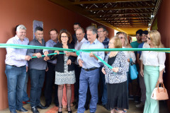 A população da região do bairro Canadá, em Cascavel, será atendida com uma nova escola entregue nesta quarta-feira (21). O Colégio Estadual Acquilino Massochin oferta mil vagas, nos ensinos fundamental e médio, e começa a funcionar para o ano letivo de 2017.

Com investimento de R$ 3,4 milhões, a unidade tem quase 3 mil metros quadrados de área construída e possui 12 salas de aula, laboratório, biblioteca, quadra e demais espaços, como refeitório e banheiros.