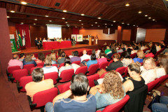 A Secretaria de Estado da Educação vai ampliar a abrangência do Prêmio de Gestão Escolar. Iniciado em 2015 com a participação de escolas de cinco dos 32 Núcleos Regionais, a meta é que em 2018 todas as 2,1 mil unidades da rede estadual possam disputar a premiação. No ano que vem será apresentado um projeto para que o prêmio vire lei no Estado. Na foto, cerimônia de premiação no NRE de Toledo, em 2016.