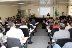 Os agentes educacionais do Quadro de Funcionários da Educação Básica (QFEB) que atuam na Secretaria de Estado da Educação (SEED) e nos Núcleos Regionais de Educação (NREs) terão suas lotações fixadas nessas unidades. A nova normativa estabelecida pela SEED garante mais estabilidade a esses profissionais que terão suas funções revogadas mediante a solicitação do próprio servidor ou por meio de processo administrativo disciplinar.