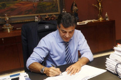 O governador Beto Richa autorizou a implantação das progressões e promoções dos servidores estaduais que a elas tiveram direito até dezembro de 2016, a partir da folha de pagamento de janeiro. Na educação, serão beneficiados cerca de 75 mil cargos de servidores, entre professores e funcionários. Ao todo, os benefícios representam cerca de R$ 40 milhões ao mês.
