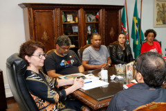 A secretária estadual da Educação, Ana Seres, recebeu nesta quinta-feira (26) um grupo de sindicalistas que lideram a ocupação da sede da secretaria, em Curitiba, e disse que o governo quer manter o diálogo aberto com os professores, desde que haja reciprocidade dos representantes do magistério.