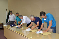 Os recursos vão financiar a compra de 44 milhões de litros de leite, que vão atender 129 mil crianças, por meio de 1.314 escolas estaduais, que serão os pontos de entrega.