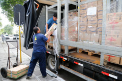 Começaram a ser entregues, às 2,1 mil escolas da rede pública estadual, 18 itens de alimentos não perecíveis que integram a merenda escolar. As escolas também estão recebendo carne de frango. Juntos, todos os itens totalizam cerca de 1,5 mil toneladas. Esta é a primeira remessa do ano. Em seguida, as escolas receberão também os alimentos oriundos da agricultura familiar.