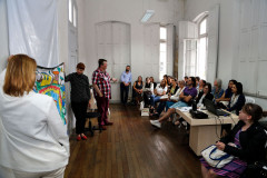 A Secretaria de Estado da Educação, por meio do Museu da Escola Paranaense, vai ofertar o curso de Educação Patrimonial e Pertencimento na Formação de Educadores para diretores das escolas de Curitiba. Nesta quarta-feira (8), cerca de 40 participantes entre professores, pedagogos das redes municipal e estadual de Curitiba e alunos de pedagogia da UFPR concluíram a formação. O curso teve duração de 20 horas que serão computadas para avanço no plano de carreira aos profissionais da educação.